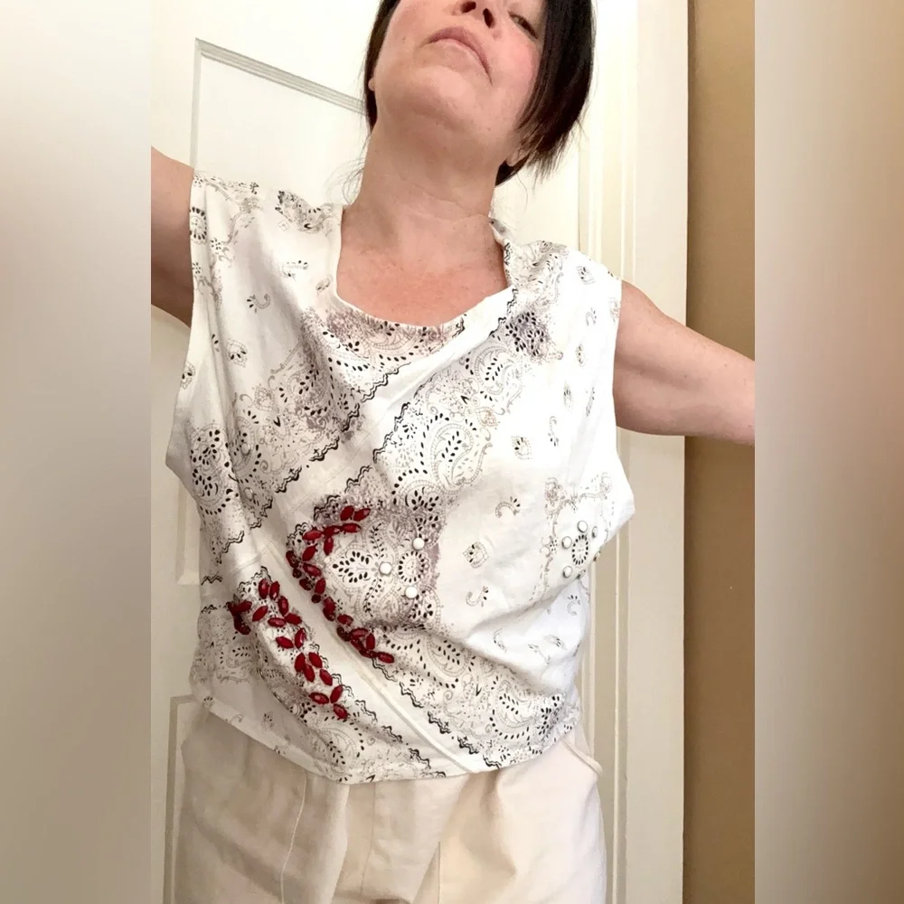 Henna-like print on comfortable white cotton with beaded details Boxy fit - Picture 4 of 6